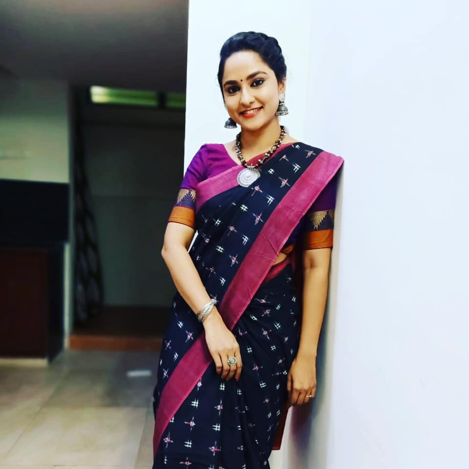 Zee Telugu Tv Anchor Kasi Annapurna Images In Navy Blue Saree